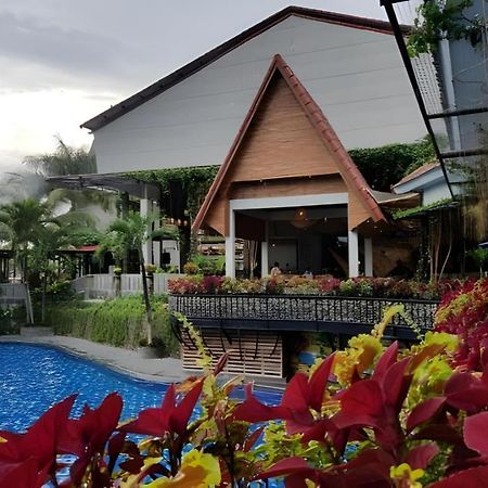 Bukit Daun Hotel And Resort Kediri  Exterior photo