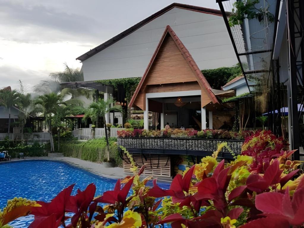 Bukit Daun Hotel And Resort Kediri  Exterior photo